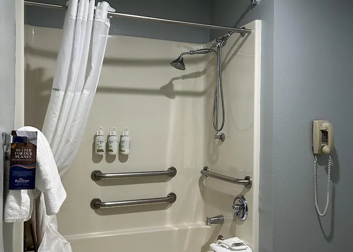 Baymont By Wyndham Hotel Litchfield